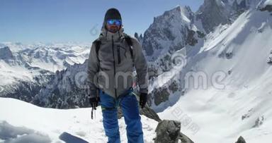 阳光明媚的一天，<strong>登山</strong>者在雪山上的肖像。 <strong>登山</strong>滑雪活动.. 滑雪者冬天下雪